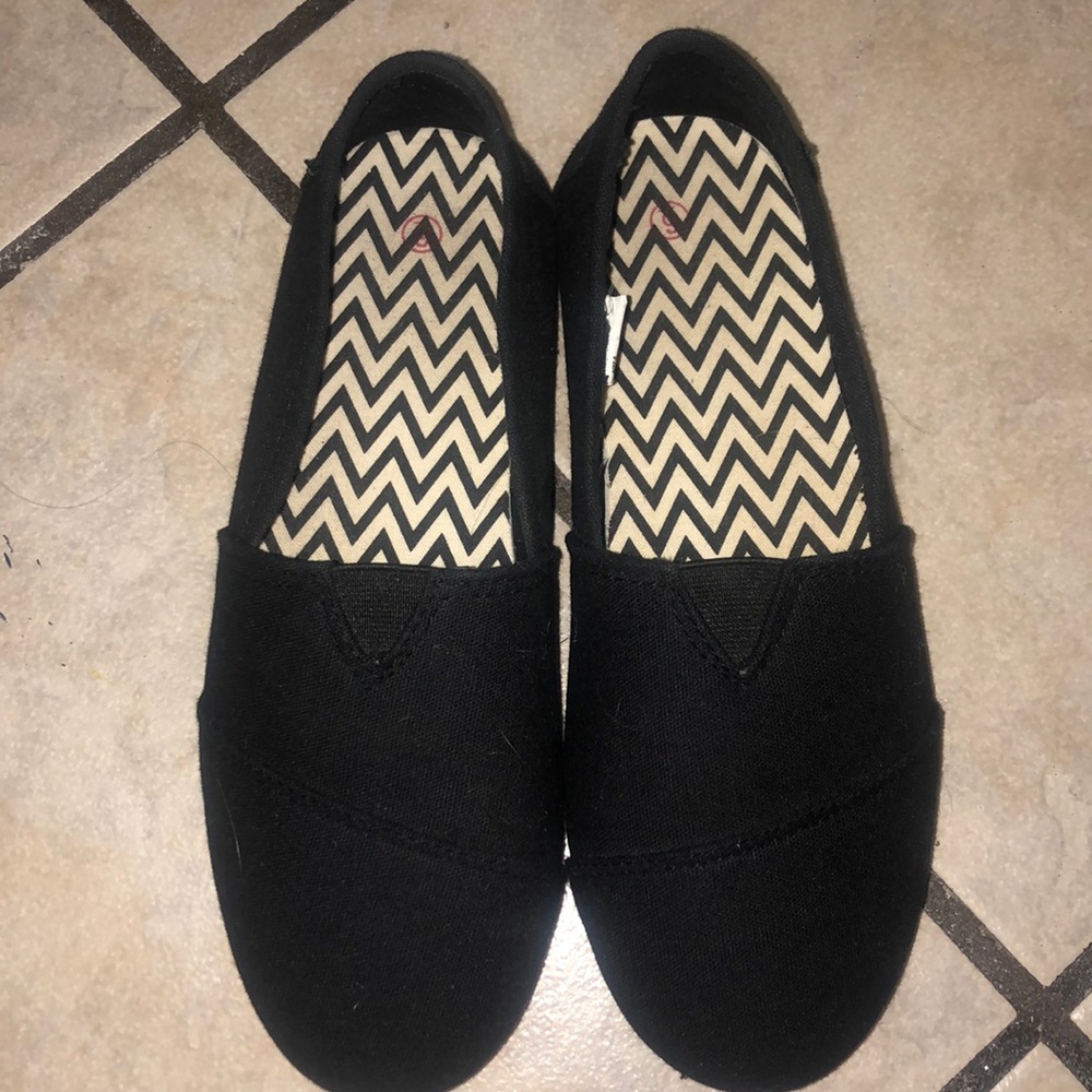 Black flat shoes